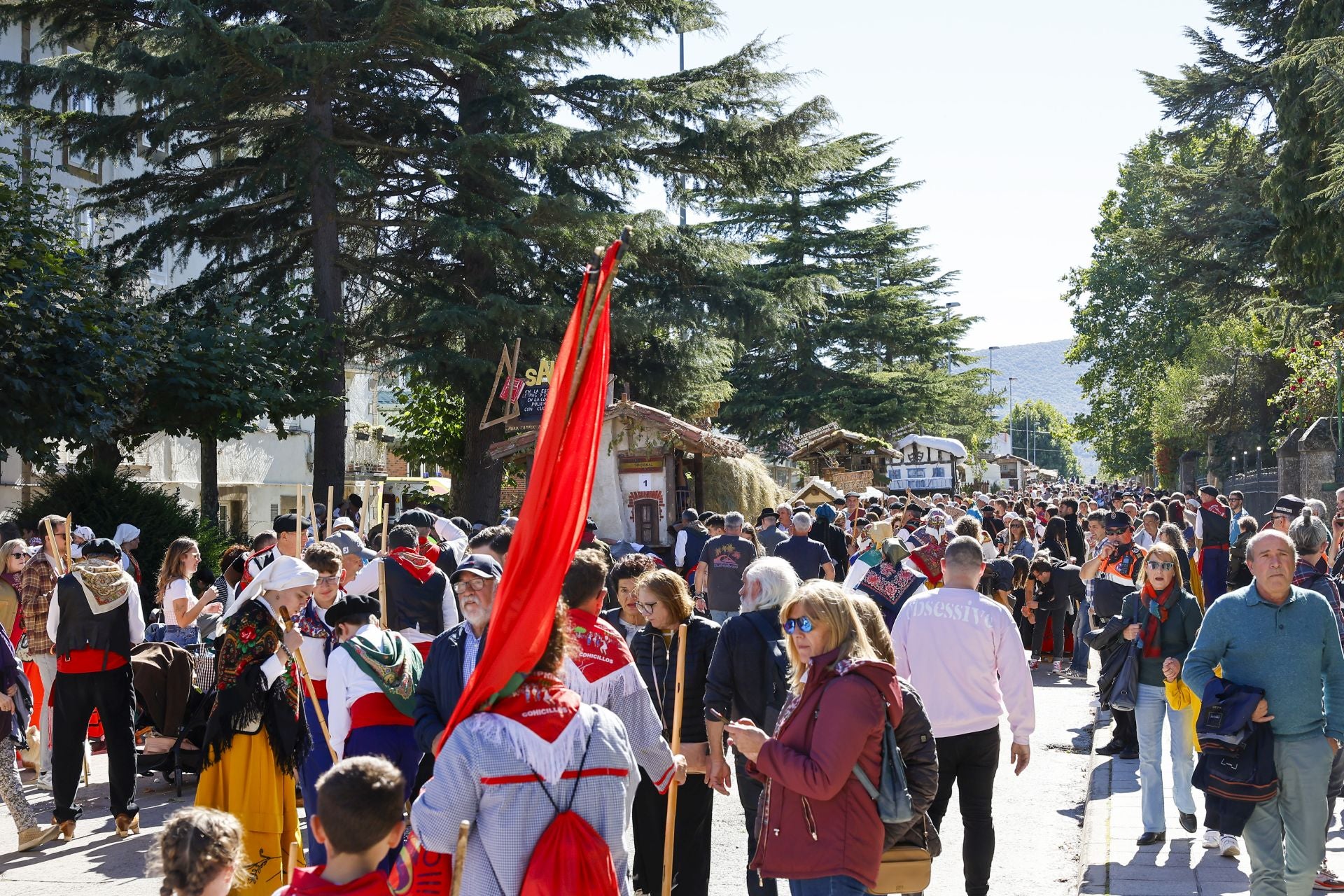 Concentración de público en el punto de arranque de las carretas en el Parque de Cupido.