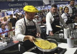 Pedro José Román, el chef de Cañadío, durante la elaboración de su tortilla en Alicante Gastronómica.