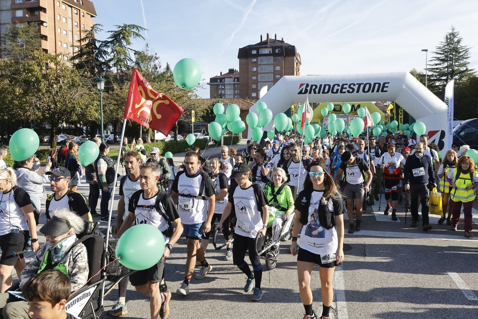 También se ha podido ver un lábaro cántabro entre los participantes.