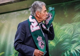 Miguel Ángel Revilla besa la bufanda del Racing de Santander.