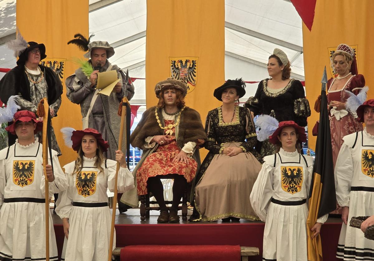 El monarca junto a su hermana Leonor, papel que encarnó la alcaldesa Charo Urquiza.