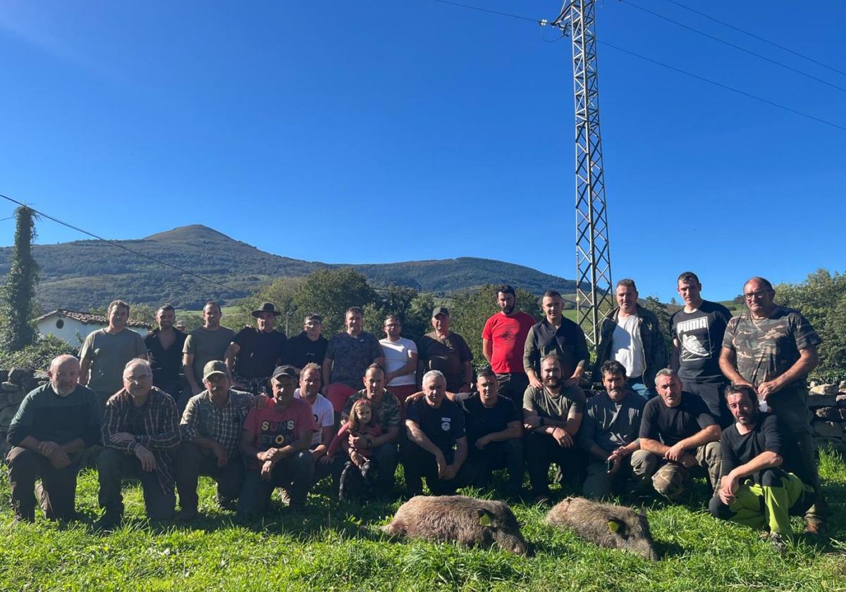 Integrantes de la cuadrilla 145, de Silió, que dirige Roberto Fernández, con los dos jabalíes que abatieron el domingo en el monte de Vaocerezo.