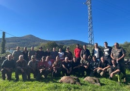 Integrantes de la cuadrilla 145, de Silió, que dirige Roberto Fernández, con los dos jabalíes que abatieron el domingo en el monte de Vaocerezo.