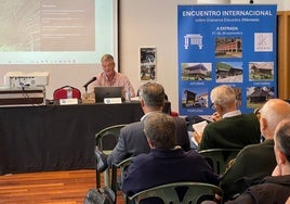 Fernández Silió en la ponencia del encuentro celebrado en Pontevedra.