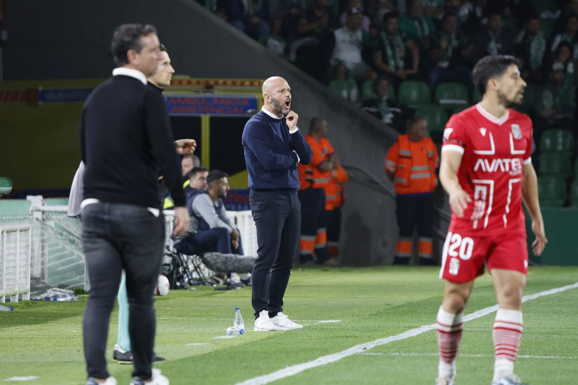 José Alberto, en el banquillo de El Sardinero, da indicaciones a sus jugadores.