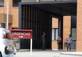 Entrada al servicio de Urgencias del Hospital Sierrallana.