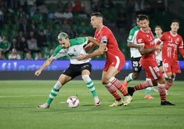 Varios defensores del Cartagena cercan a Arana en el partido del pasado lunes.
