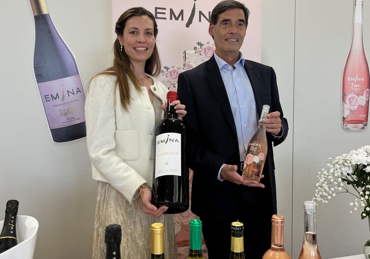 Paloma Moro, de Bodega Emina, y Julio Fernández, gerente de Horno San José, en el 'showroom' que se celebró en el Hotel Bahía.