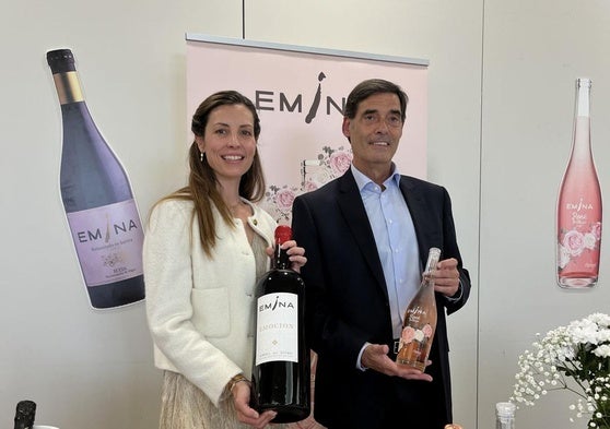 Paloma Moro, de Bodega Emina, y Julio Fernández, gerente de Horno San José, en el 'showroom' que se celebró en el Hotel Bahía.