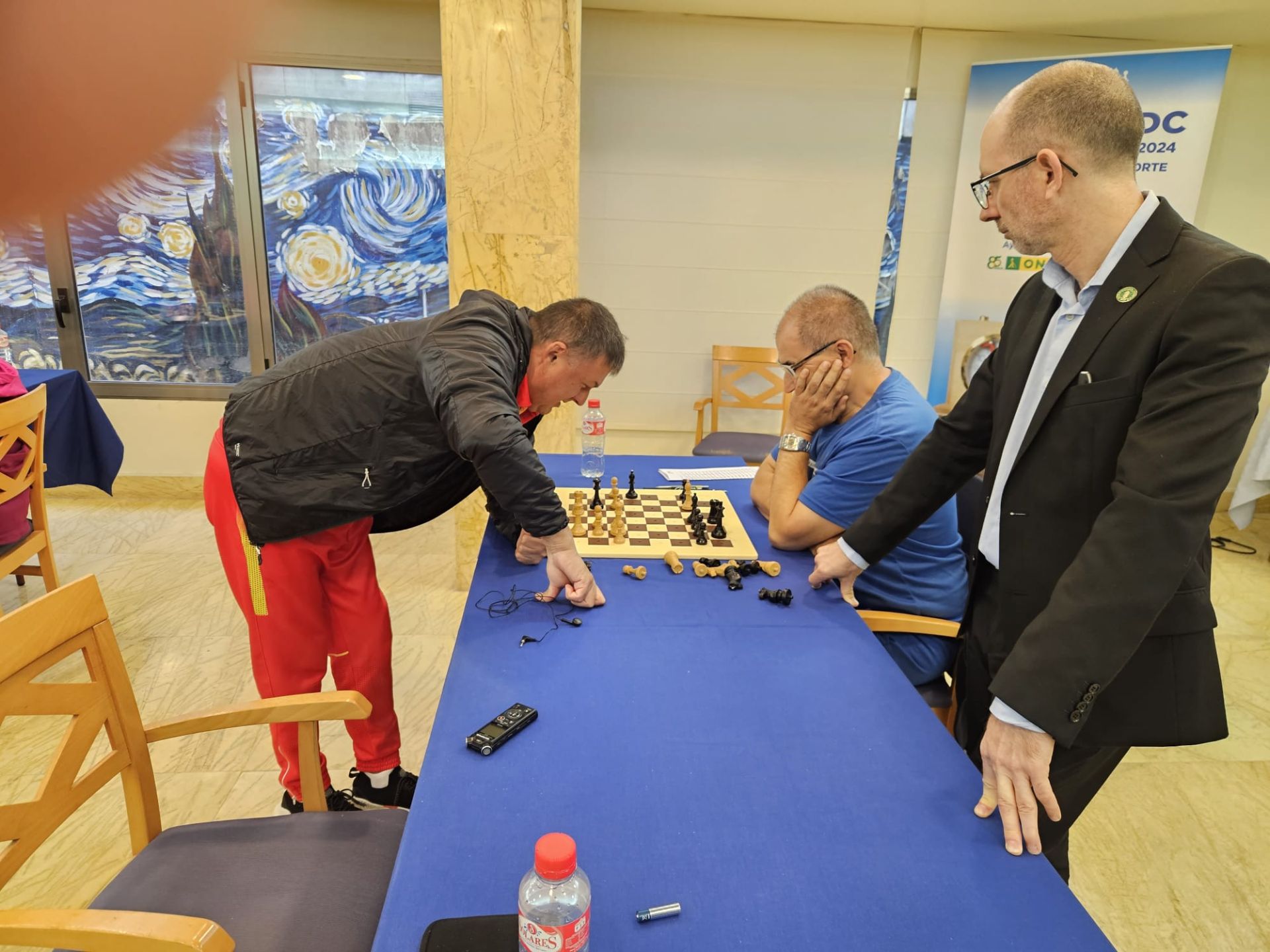 A la izquierda, Gavril Draghici, ganador del torneo, durante la competición en Isla.