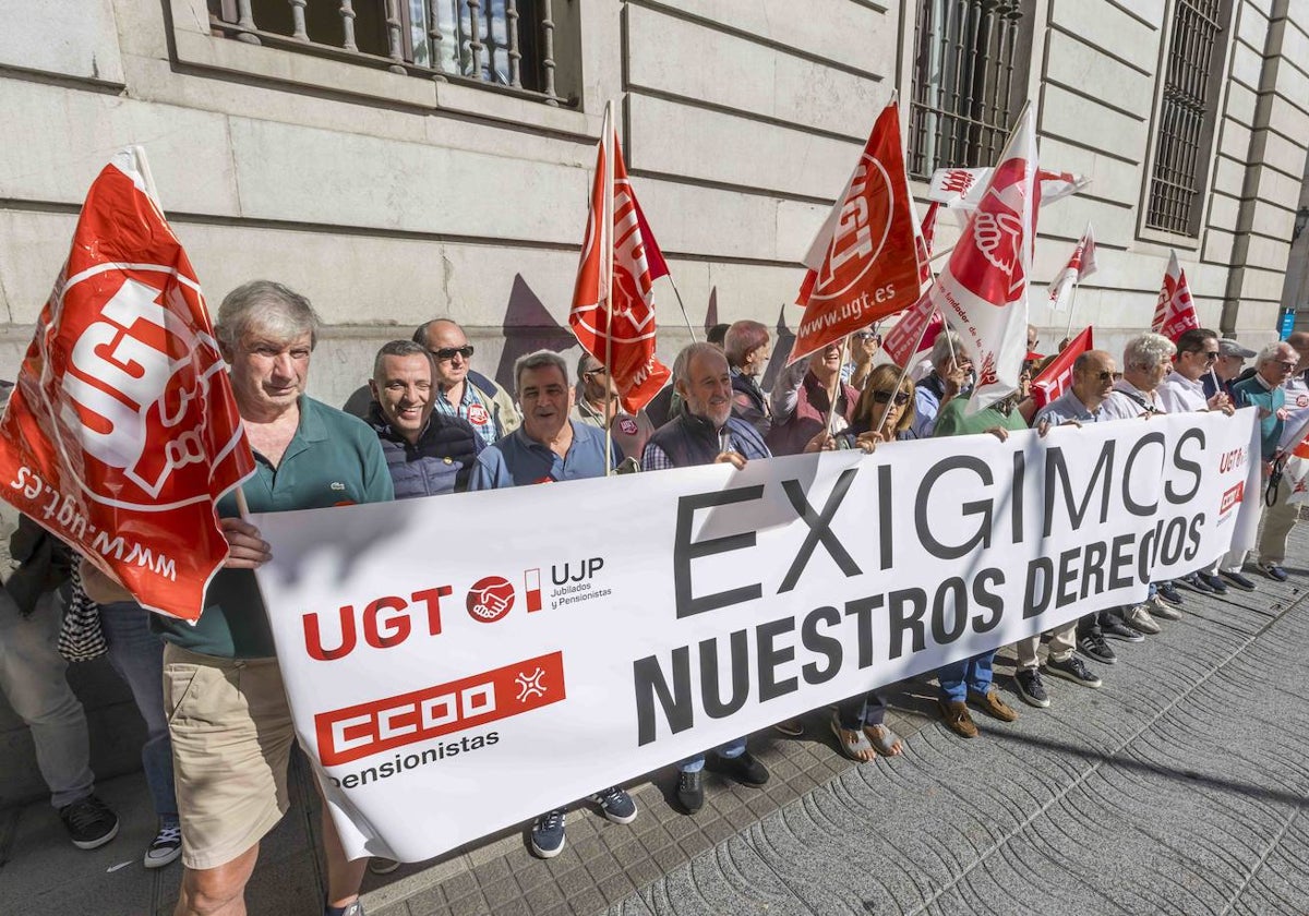 Algunos de los jubilados que se concentraron este martes ante la Delegación de Gobierno en Cantabria.