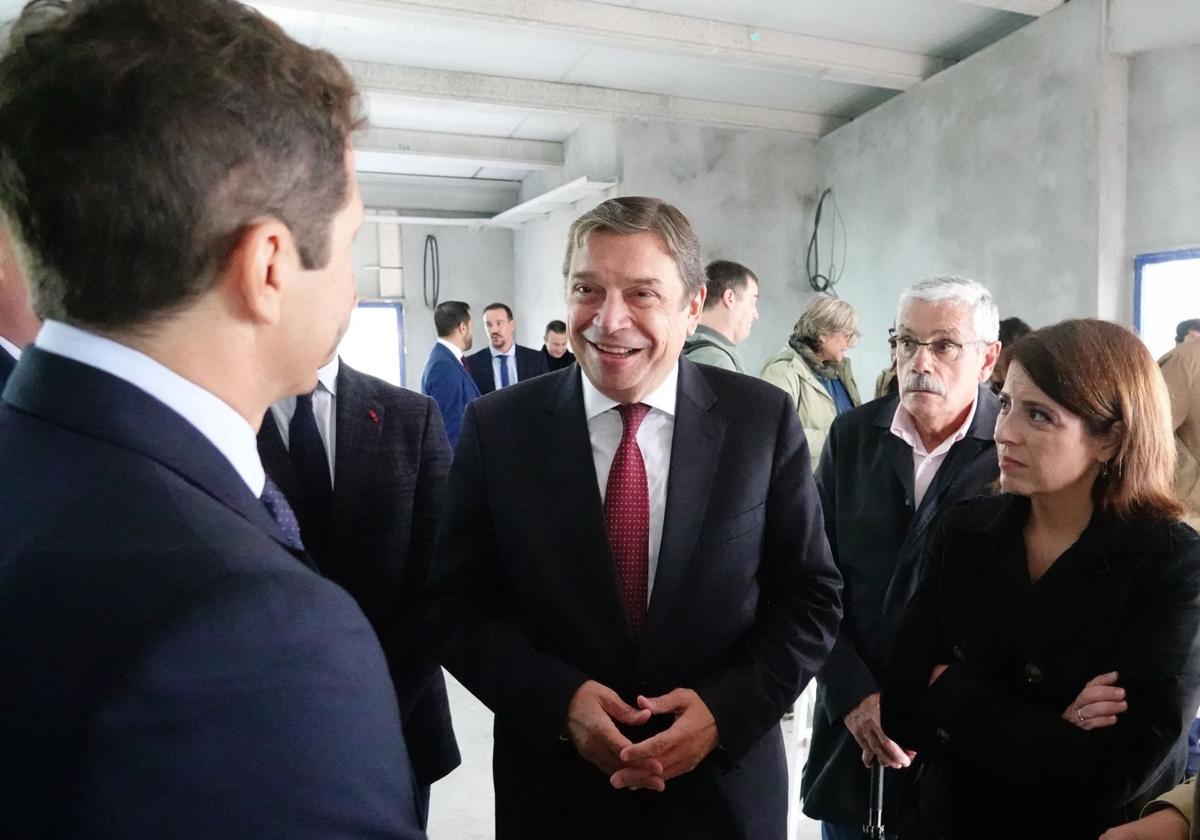 Planas durante la visita hoy a las instalaciones de la planta de cría de lenguados Sea Eight, en el puerto de El Musel en Gijón