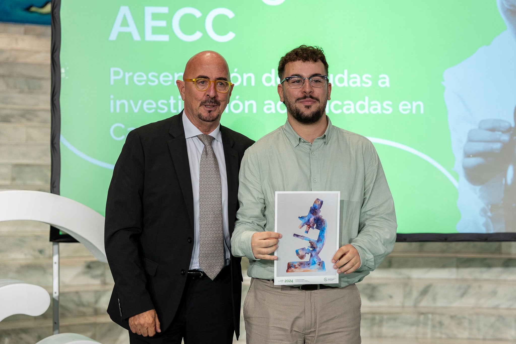 César Pascual posa junto a Enrique García, uno de los investigadores predoctorales con la beca de la Asociación.