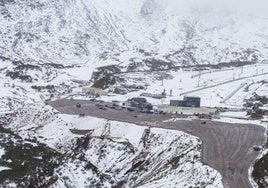 Imagen de la estación de esquí de Alto Campoo teñida de blanco.