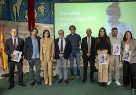 Gema Igual, Pedro Prada y César Pascual, junto a los médicos e investigadores reconocidos por la AECC en el Palacio de Festivales