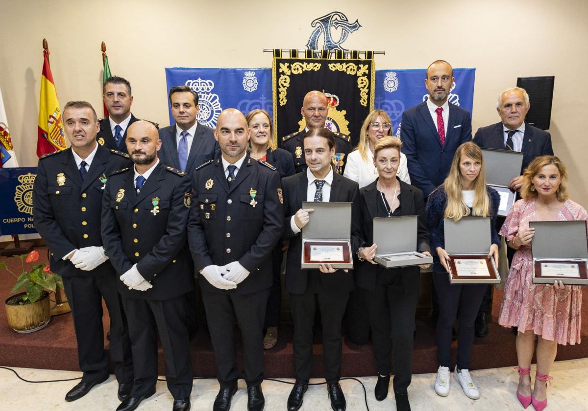 Autoridades, agentes condecorados y vecinos distinguidos.