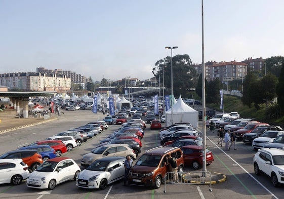 Coches expuestos en el aparcamiento del Ferial, el año pasado, en la Feria de Vehículos de Ocasión.