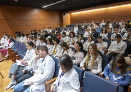 Residentes y tutores, en el acto de despedida de mayo en Valdecilla.