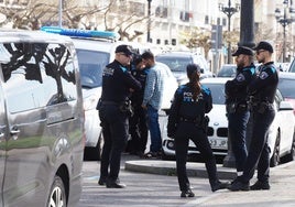 Un grupo de policías locales de Santander, en un momento de descanso.