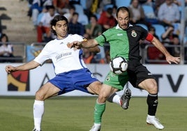 Munitis protege el balón ante Ayala en la visita del Racing a La Romareda en 2009. Era Primera División.