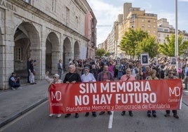 Una de las manifestaciones celebradas frente al Parlamento en contra de la derogación de la Ley de Memoria Histórica.