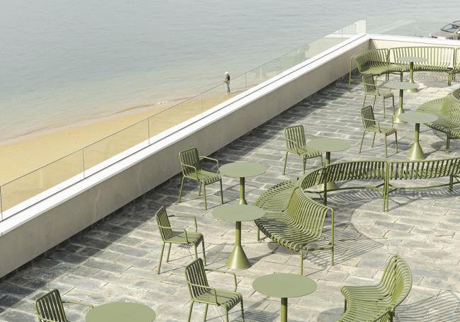 Terraza exterior. El restaurante es una caja de cristal que busca la máxima transparencia hacia la bahía.