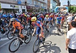 Salida de una de las etapas de la Vuelta al Besaya de 2023 en Los Corrales de Buelna.