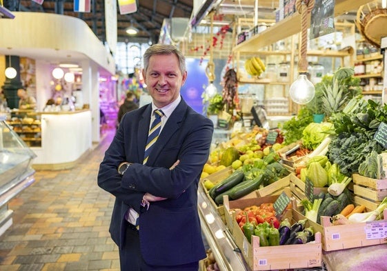 José Miñones, presidente de Mercasa, en su visita a Santander, junto a uno de los puestos que vende fruta distribuida desde Mercasantander.