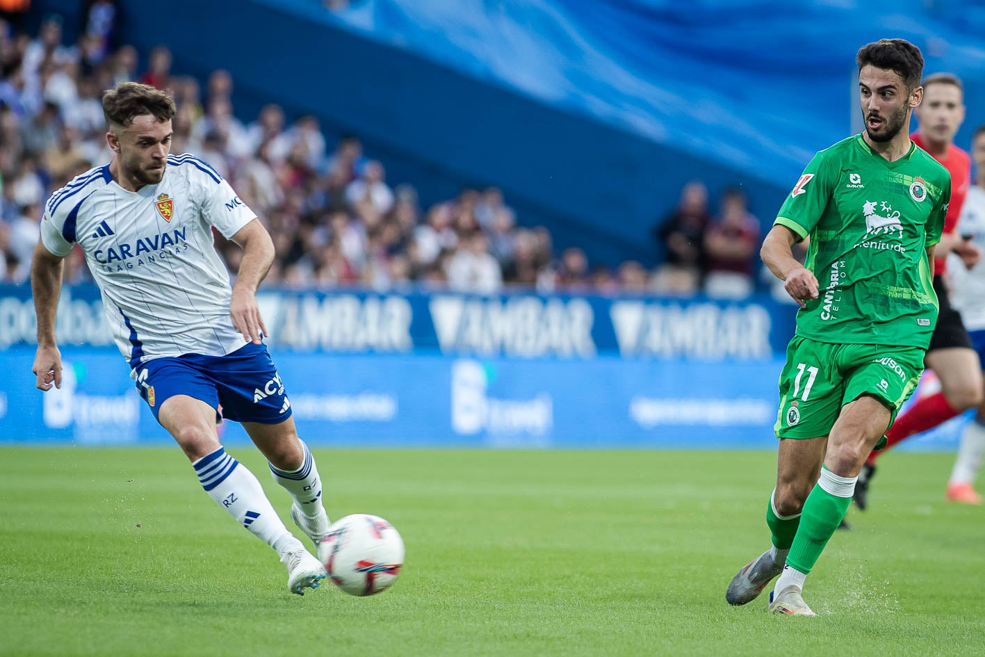 Mario Soberón, del Zaragoza, conduce el balón ante el racinguista Andrés Martín