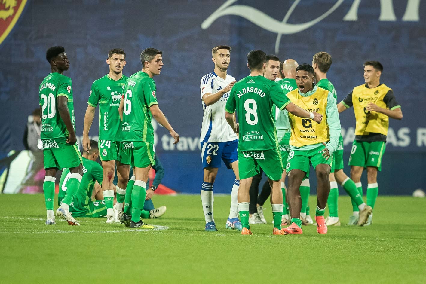 Los jugadores del Racing celebra su triunfo ante el Zaragoza