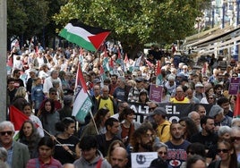 La marcha ha estado repleta de banderas palestinas y carteles con mensajes de apoyo.