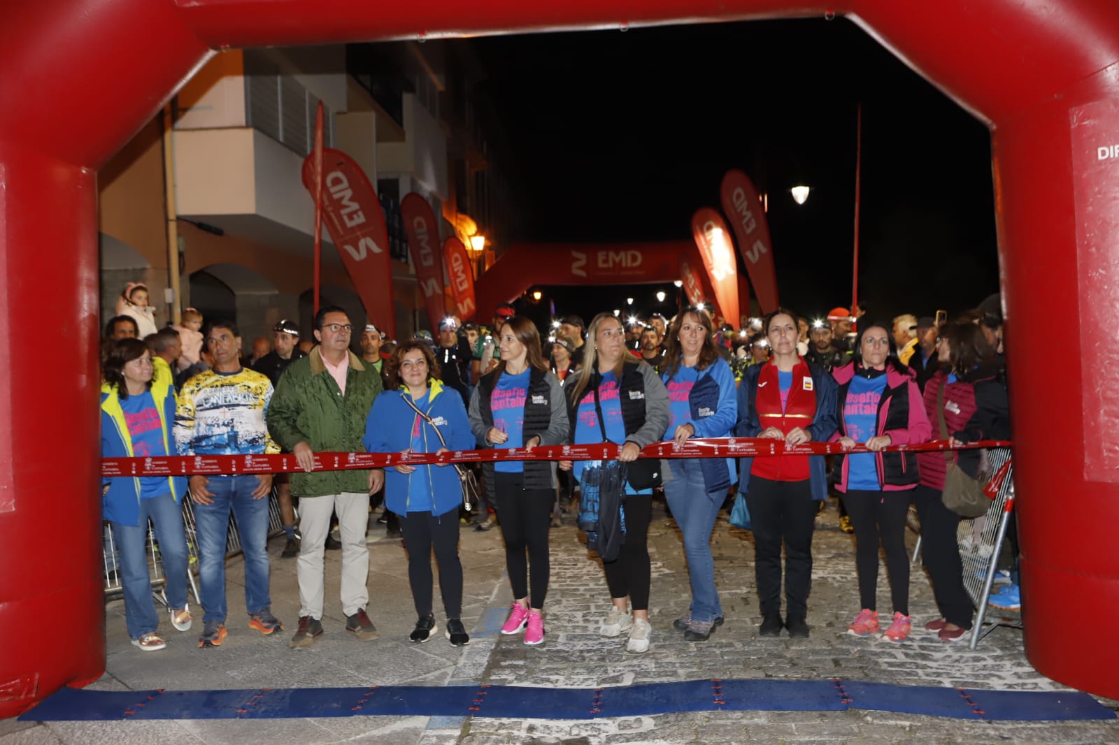 Autoridades y patrocinadores del Desafío Cantabria poco antes de iniciarse la prueba