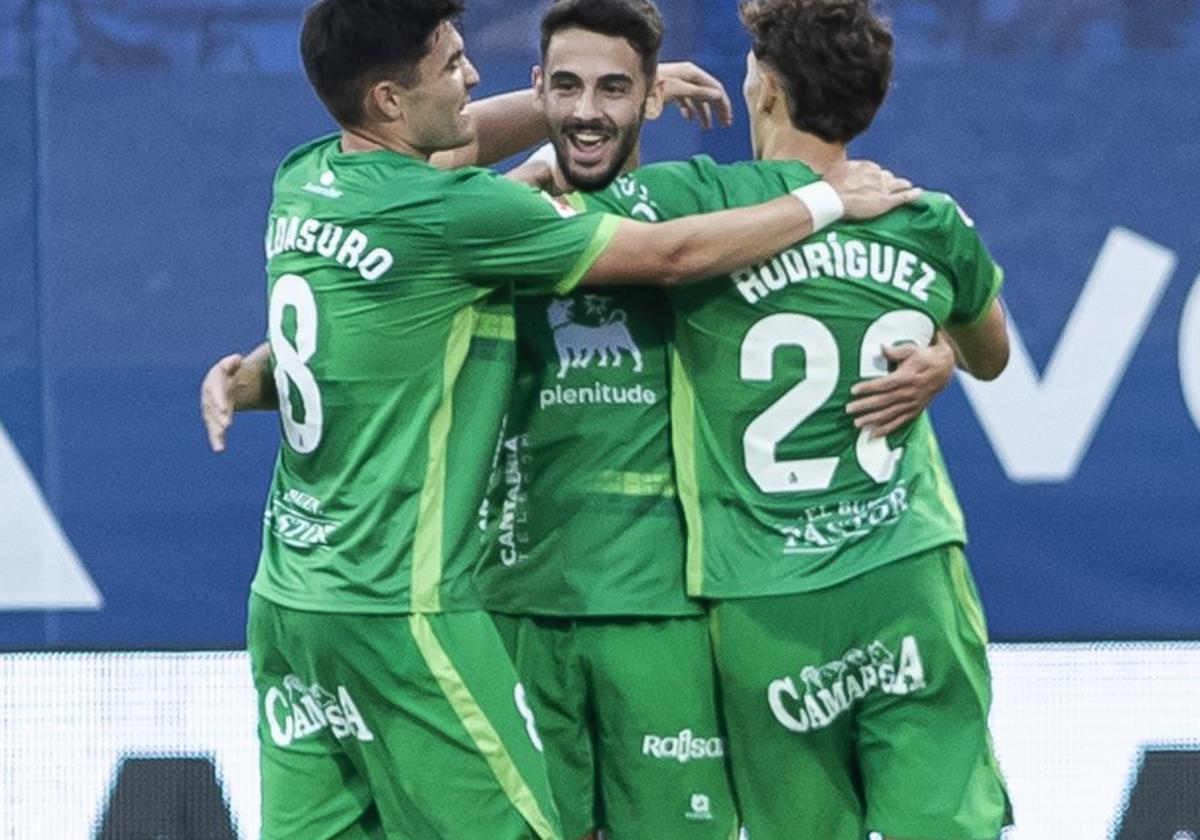 Aldasoro, Andrés Martín y Pablo Rodríguez celebran el primer tanto racinguista en Zaragoza.