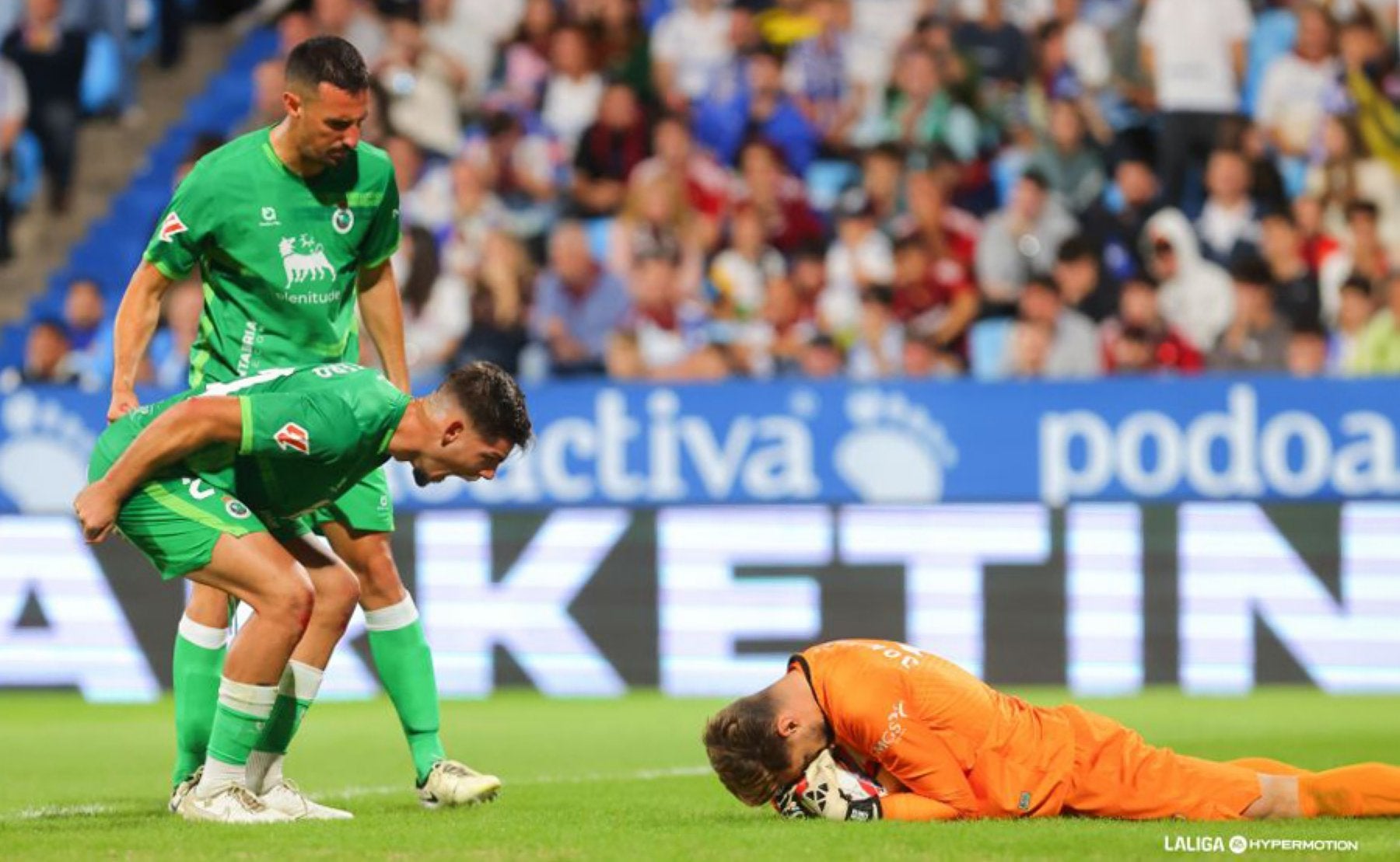 Montero y Pol Moreno se acercan a Ezkieta después de que el navarro atrapase un balón en el partido ante el Zaragoza.