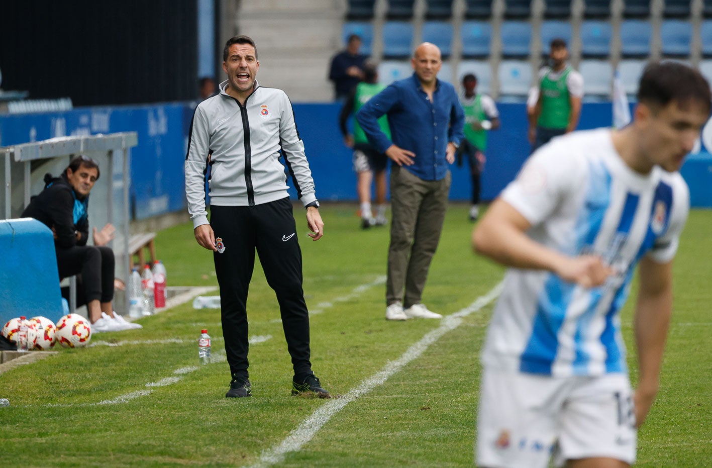 El técnico de la Gimnástica Jaime Álvarez da indicaciones a sus jugadores