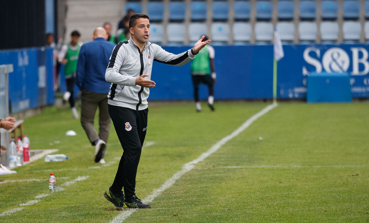 Jaime Álvarez, en la banda, instruye a los blanquiazules