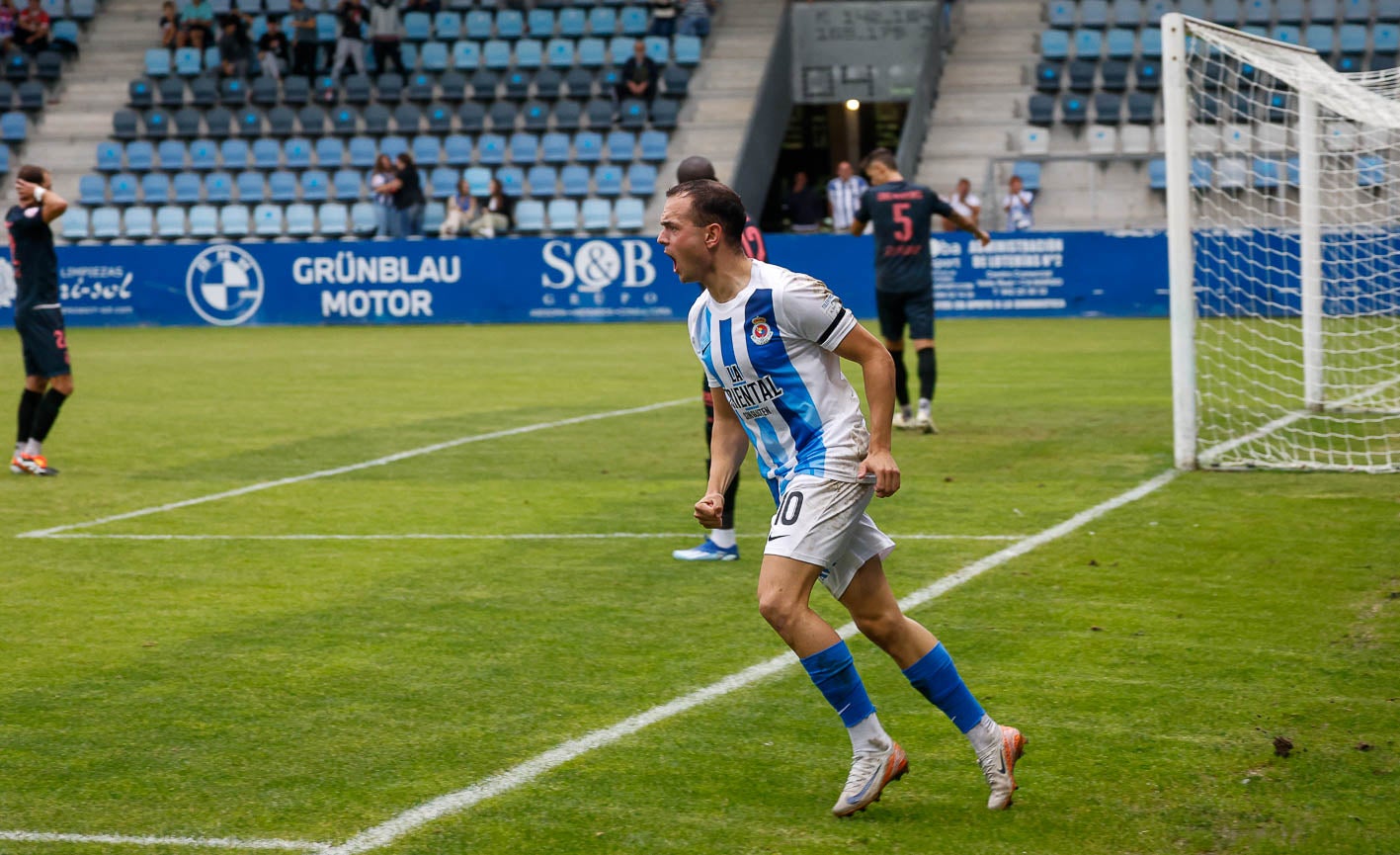 El extremo Saúl García, durante  el partido ante el Avilés