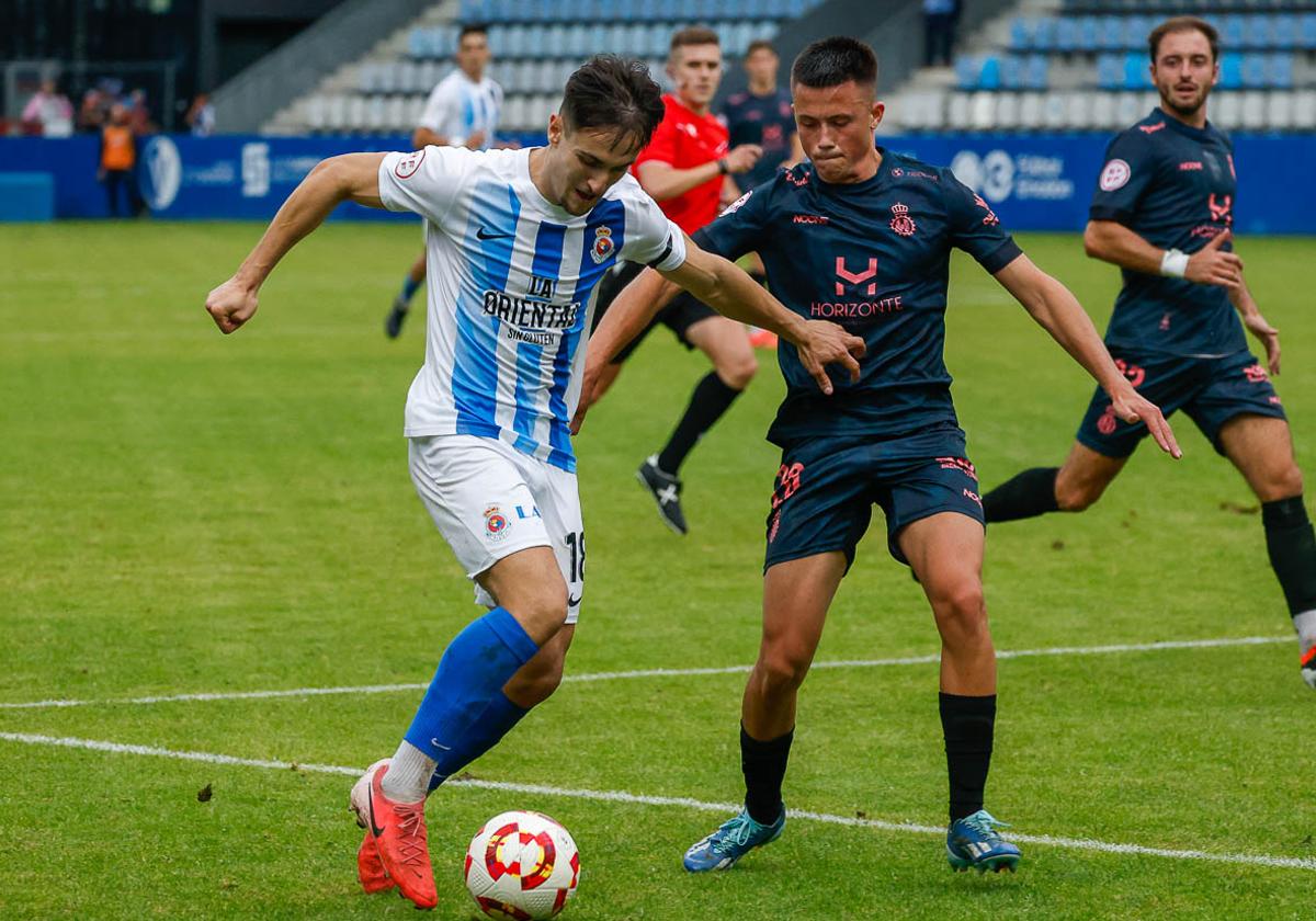 Chus Ruiz conduce el balón ante un rival del Avilés