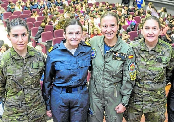 Ana Pinedo, Anita Sánchez Pandal, Marta Blanco López, Susana Martín y Cristina Vinué Giménez, en el salón de actos del IESJosé María de Pereda, en Santander.