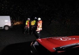 Los bomberos acompañan al joven madrileño auxiliado en la vía ferrata.