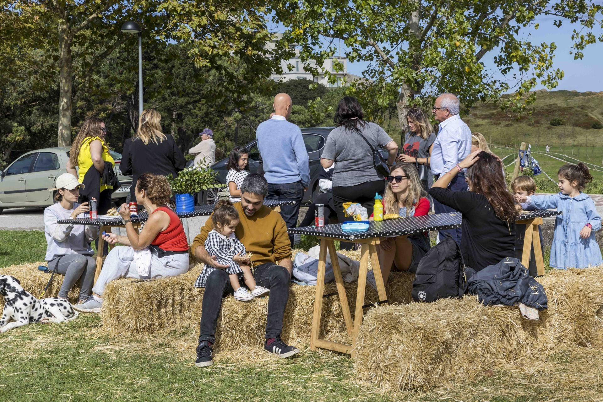 Muchos disfrutaron de una comida campestre en las mesas puestas por la organización.