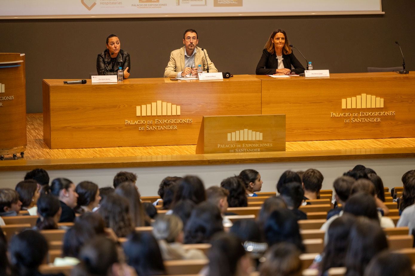 Noemí Méndez, concejala de Educación y Juventud del Ayuntamiento de Santander, José Luis Blanco, director general de Equidad Educativa del Gobierno de Cantabria y Marián Carabjo, directora asistencial de Padre Menni, al inicio de la jornada.