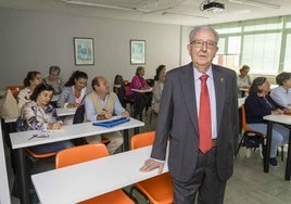 Modesto Chato, en un aula de la calle Magallanes donde se imparten clases de inglés.