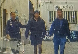 Un agente de la Policía Local y otro de la Guardia Civil trasladan al detenido a los calabozos.