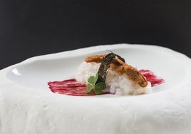 Así presenta Toni González el nigiri de cachón, erizo y fresas.