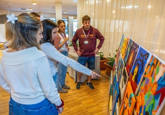 Profesionales de Padre Menni explican las acciones interactivas que realizaron los casi 500 alumnos que acudieron al Palacio de Exposiciones de Santander.