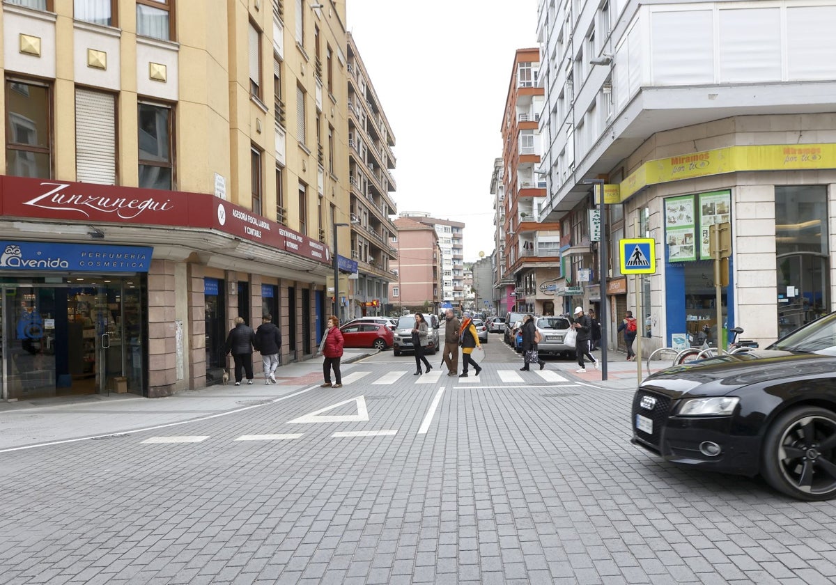 Vecinos cruzan un paso de peatones en la calle Alonso Astúlez, afectada por la ZBE, en la confluencia de esta vía con Julián Ceballos.