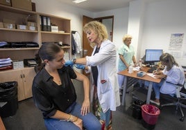 Lauri Viadero, del personal administrativo del centro de salud Sardinero, vacunándose ayer contra la gripe.