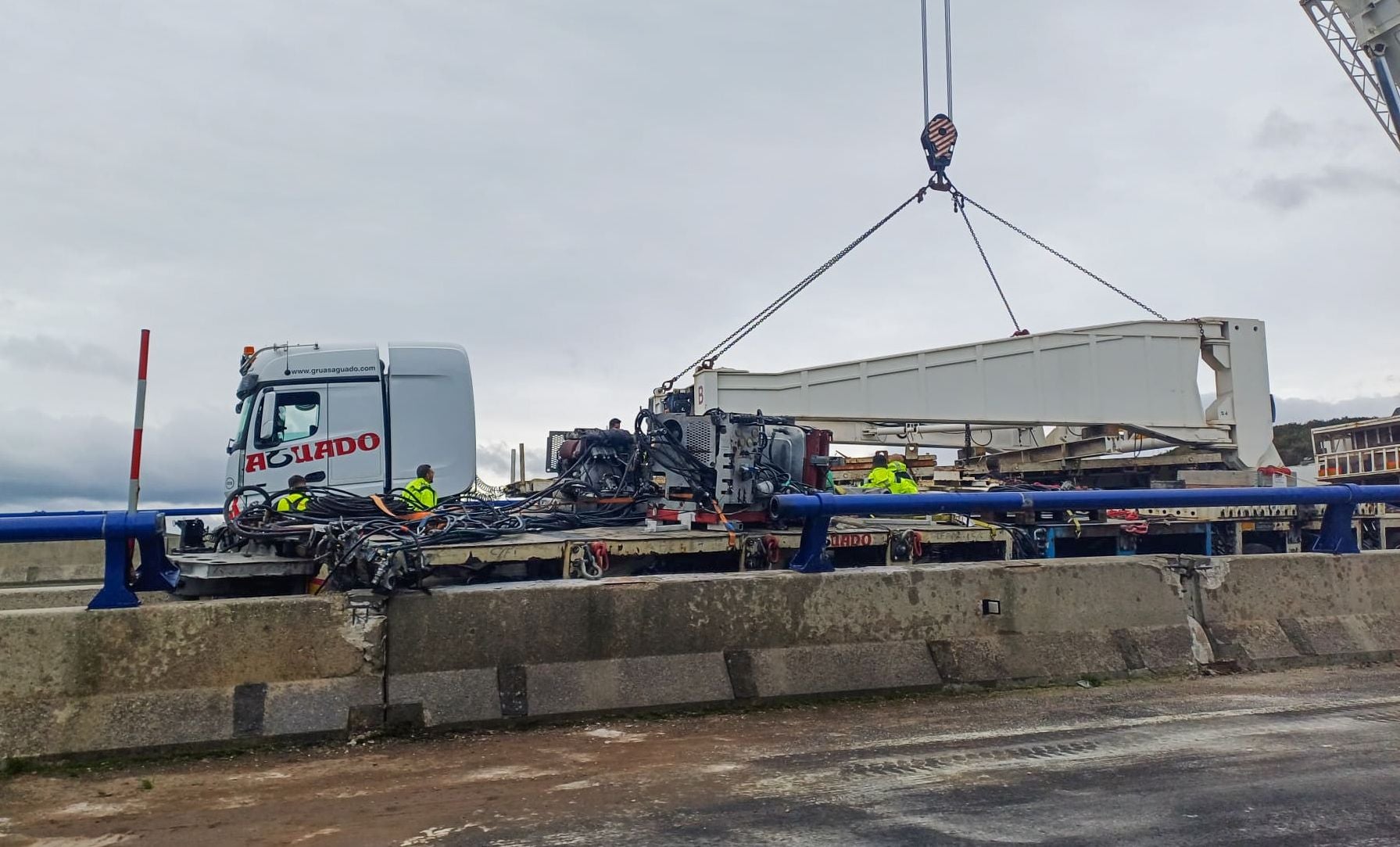 Imagen principal - Sigue cortada la A-67 entre Reinosa y Santiurde, casi un día después, por el accidente de un transporte especial