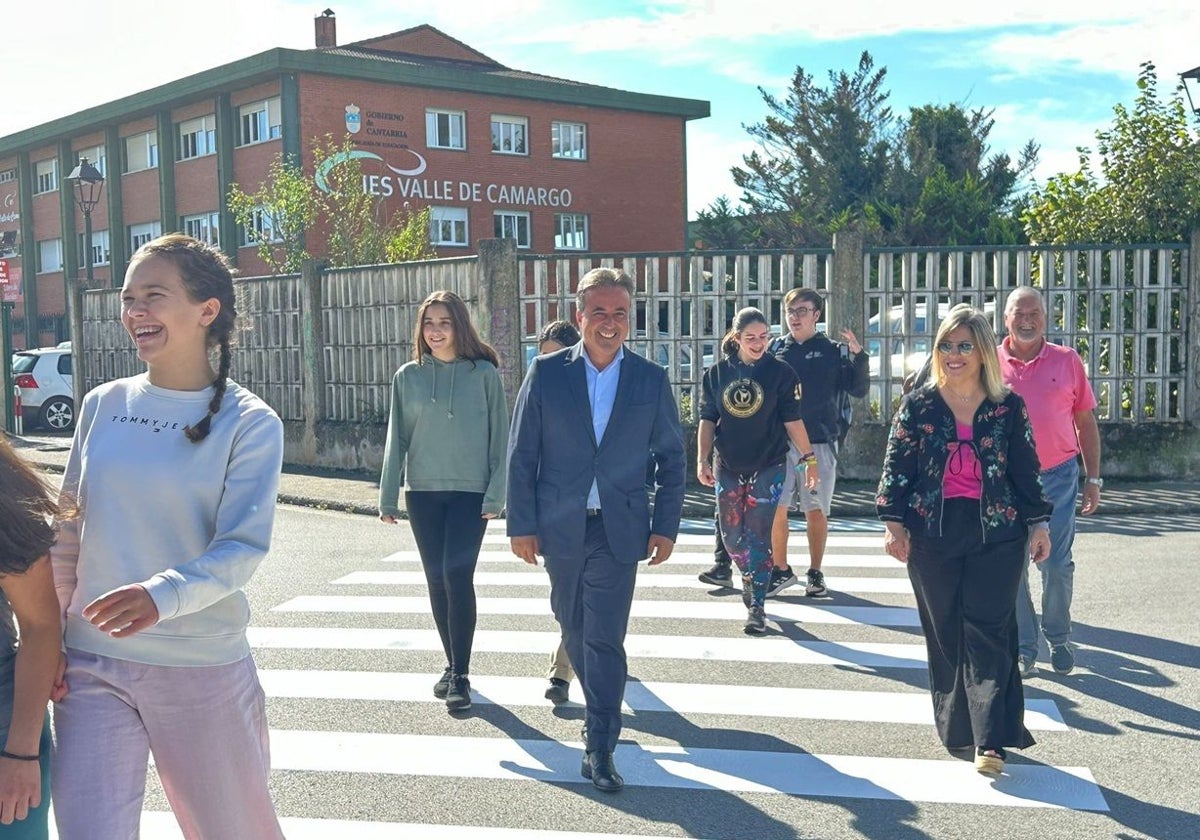 El alcalde y varios alumnos atraviesan uno de los pasos de cebra en Camargo.